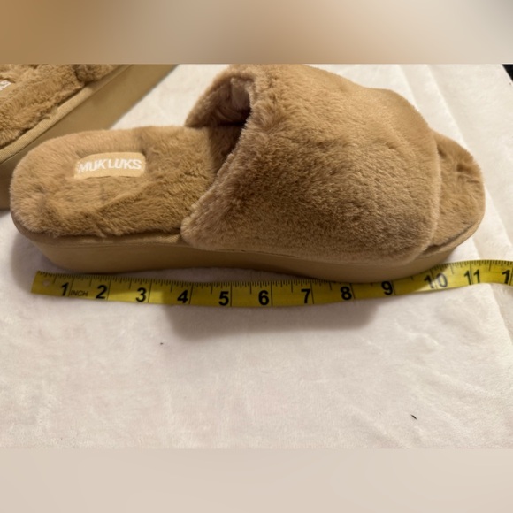 NWT MUK LUKS faux fur platform slipper, size medium (9-10) - Picture 8 of 15